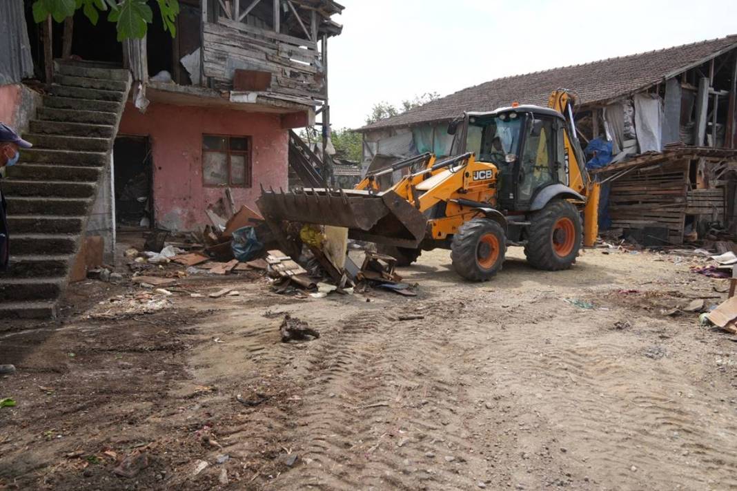 Çöp ev şikayetine giden belediye ekibi küçük dilini yuttu! 5 gün sürdü, onlarca kamyon geldi gitti 5
